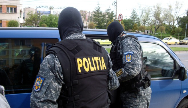 Scandalagii trimiși după gratii - mascati-1354122513.jpg