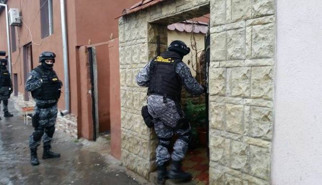 Mascații au descins în Piața Griviței - mascati-1458832329.jpg
