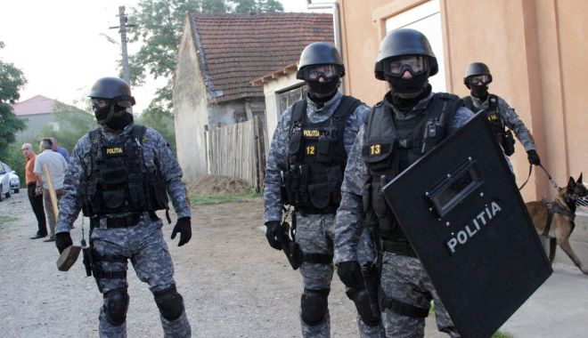 Doi tineri au jucat la pariuri toată averea unui vecin, după ce i-au furat datele cardului - mascati-1589716870.jpg