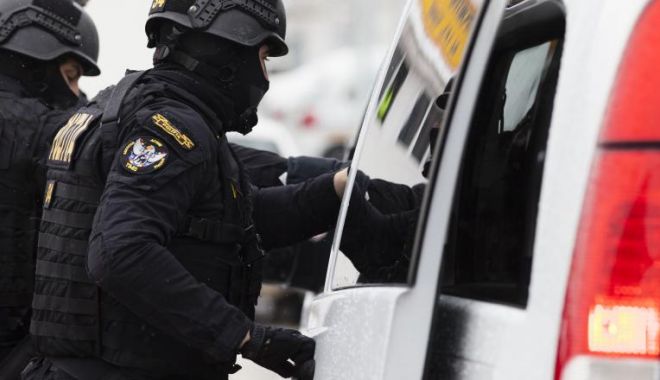 Alertă! Un criminal umblă liber pe străzi, după ce a înjunghiat mortal un tânăr - mascati-1595485294.jpg