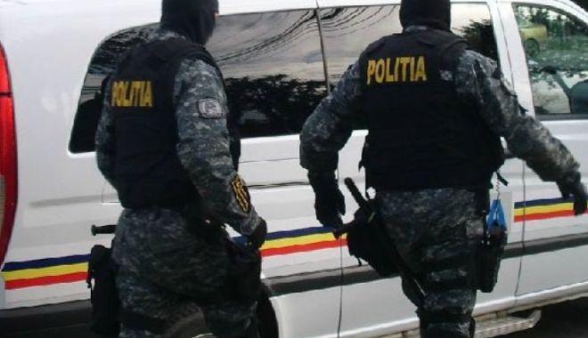 Percheziţii la Constanţa. Falsificau diplome de bacalaureat pentru a se angaja în străinătate - mascati-1607608923.jpg