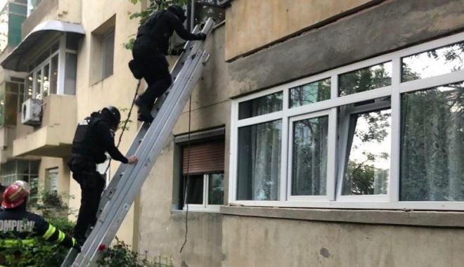 Două femei sechestrate într-un apartament, salvate de mascați pe geam - mascati-1623049913.jpg