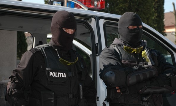 PERCHEZIȚII DE AMPLOARE! Presă manuală, folosită de traficanţi de droguri la modelarea tabletelor de ecstasy,  ridicată de polițiști - mascati-1668237589.jpg