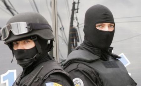 DESCINDERI în forță în centrul Constanței - mascati11320969425-1329979451.jpg