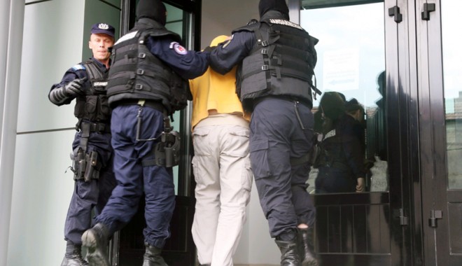 DESCINDERI ÎN FORȚĂ LA CONSTANȚA / Hackeri săltați de FBI și Secret Service - mascati1copy-1334764793.jpg