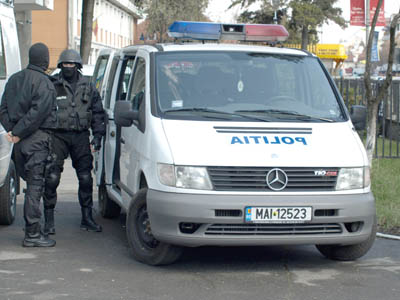 Directorul general adjunct al APIA, reținut de DNA pentru luare de mită - mascatiactiune-1376462560.jpg