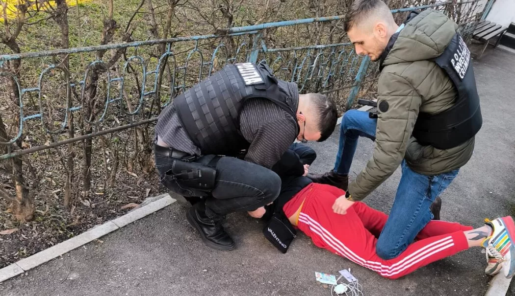 Intervenție de rutină, transformată în coșmar. Polițist lovit în cap, la Năvodari - mascatipolitiestiriarestatprins1-1769525146.webp