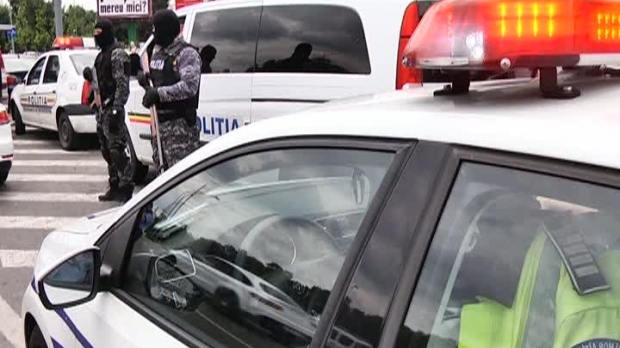 ALERTĂ NAȚIONALĂ! Criminalii care au măcelărit doi soți după ce i-au luat la ocazie, căutați de zeci de polițiști - masctai999081306100-1511610124.jpg