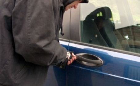Au spart  cinci mașini, într-o noapte,  în zona Gării Constanța - masina-1320268756.jpg