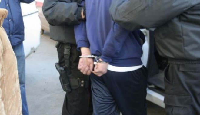 Nu se mai fură ștergătoare, hoții vor să plece cu portierele! - masina-1359017163.jpg