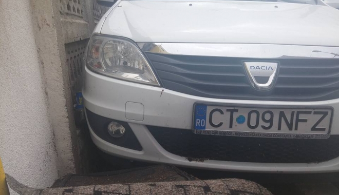 FURIA APELOR LA CONSTANȚA / MAȘINĂ LUATĂ DIN PARCARE ȘI AZVÂRLITĂ ÎN POARTA UNUI VECIN - masina-1474282629.jpg