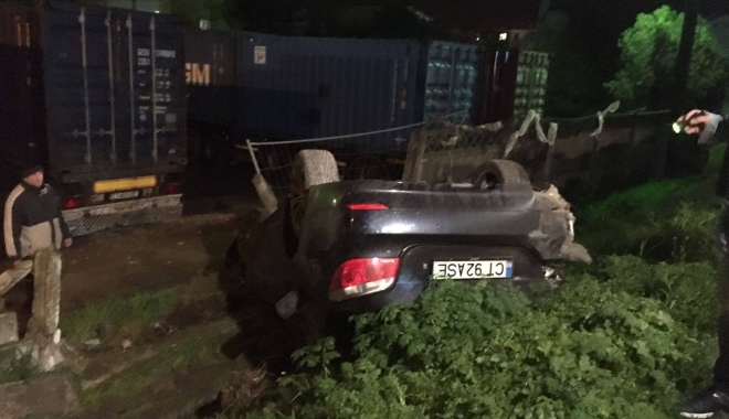 INCREDIBIL! AUTOTURISM RĂSTURNAT, NIMENI ÎNĂUNTRU. Ce spun salvatorii de la Ambulanța Constanța - masina-1492458368.jpg