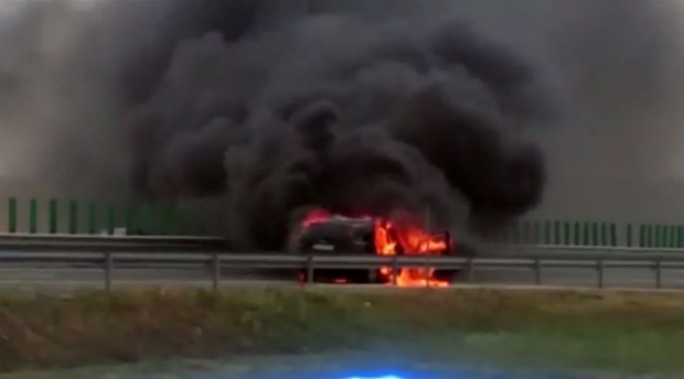 Circulație întreruptă pe A1, la kilometrul 26, pentru stingerea unui incendiu produs la o mașină - masina-1550316494.jpg