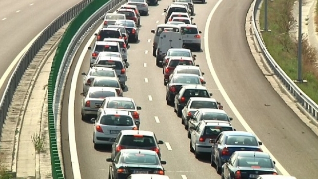 Aglomerație pe Autostrada Soarelui: au avut loc două accidente, cu patru mașini implicate - masina-1566636752.jpg