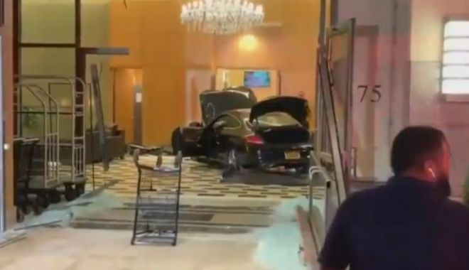 Accident neobișnuit! A intrat cu mașina în interiorul unei clădiri - masina-1568807961.jpg