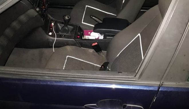 O femeie a căzut din mașină pe autostradă! Ieșise pe geam să facă un videoclip - masina-1600594489.jpg