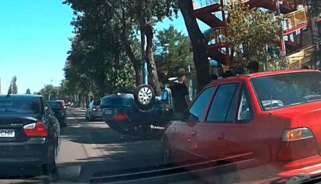 Accident în zona Aqua Magic / Maşină răsturnată şi izbită de un copac - masina-1626511838.jpg