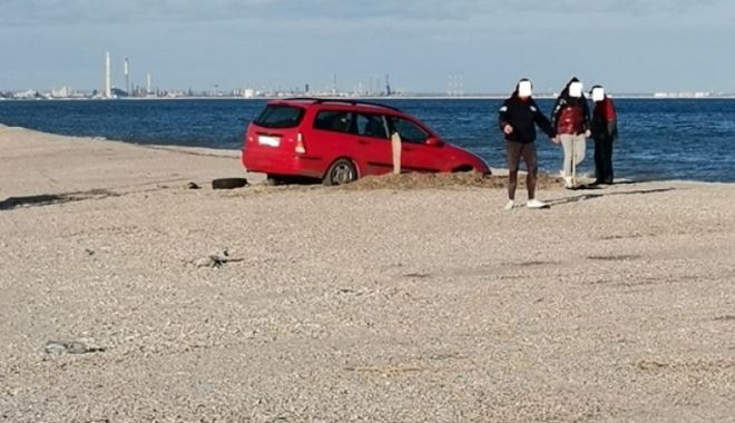 Un șofer a fost amendat cu 10.000 de lei, după ce a rămas blocat cu mașina pe plajă în Constanța - masina-1642339318.jpg