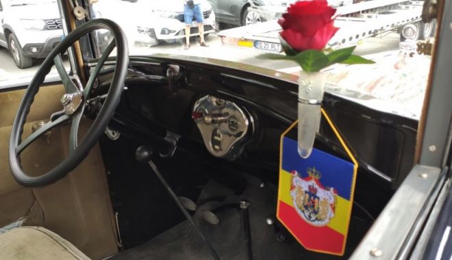 “O iubesc atât de mult încât îmi doresc să rămână în familie!”. Fotografii de la inspectorii RAR cu o mașină de aproape 100 de ani