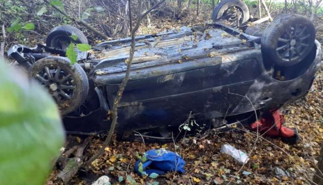 Un şofer drogat s-a răsturnat cu maşina! Sunt două victime! - masina-1665853458.jpg