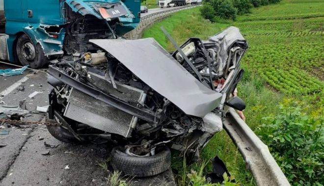 Doi tineri au murit într-un accident cumplit. Mașina a fost făcută bucăți după ce s-a izbit de o cisternă