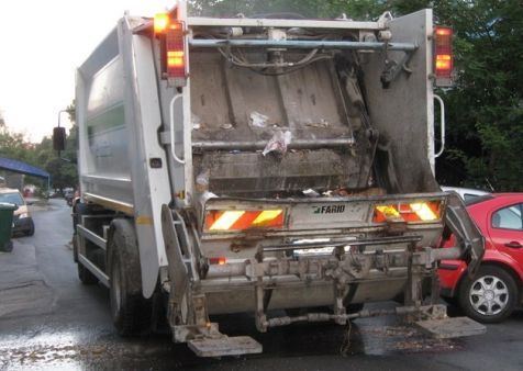 I-au auzit strigătele, dar nu au putut face nimic. Un om fără adăpost a murit prins în camionul de gunoi