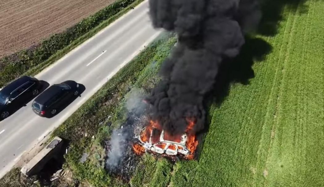 O mașină electrică s-a făcut scrum după un accident rutier. Două persoane au ajuns la spital