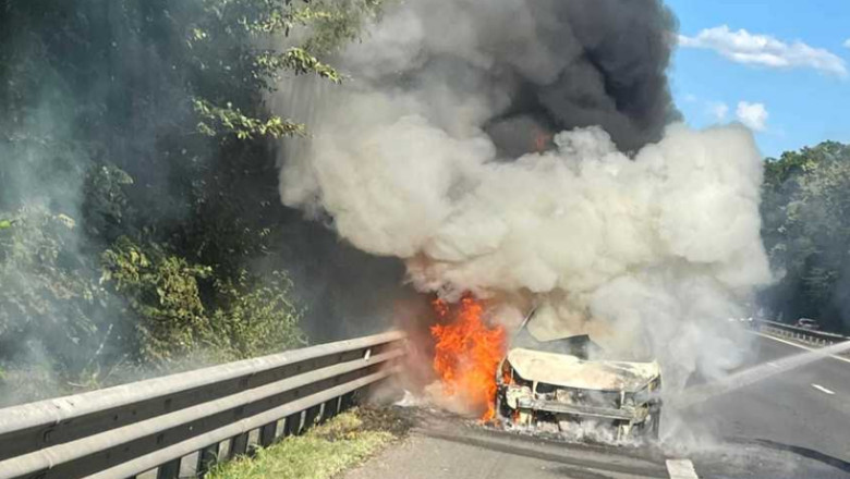 Mașină în flăcări pe autostradă. Trafic blocat după un incendiu violent - masina-flacari-1772264382.webp