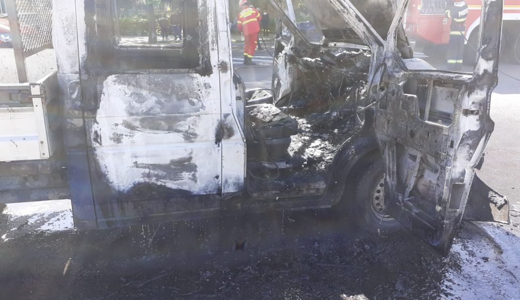 Un autoturism a luat foc pe o stradă din Constanța - masina-in-flacari-1714547386.jpg