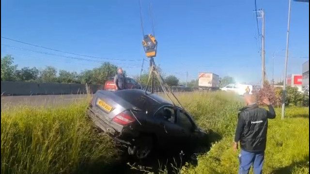 Poliţiştii au găsit o maşină cu numere străine în şanţ, dar nu ştiu cum a ajuns acolo şi nici cine e şoferul