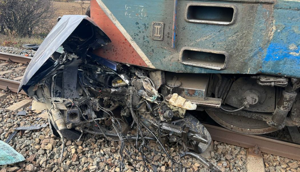Patru persoane și-au pierdut viața, după ce maşina în care se aflau a fost lovită de tren