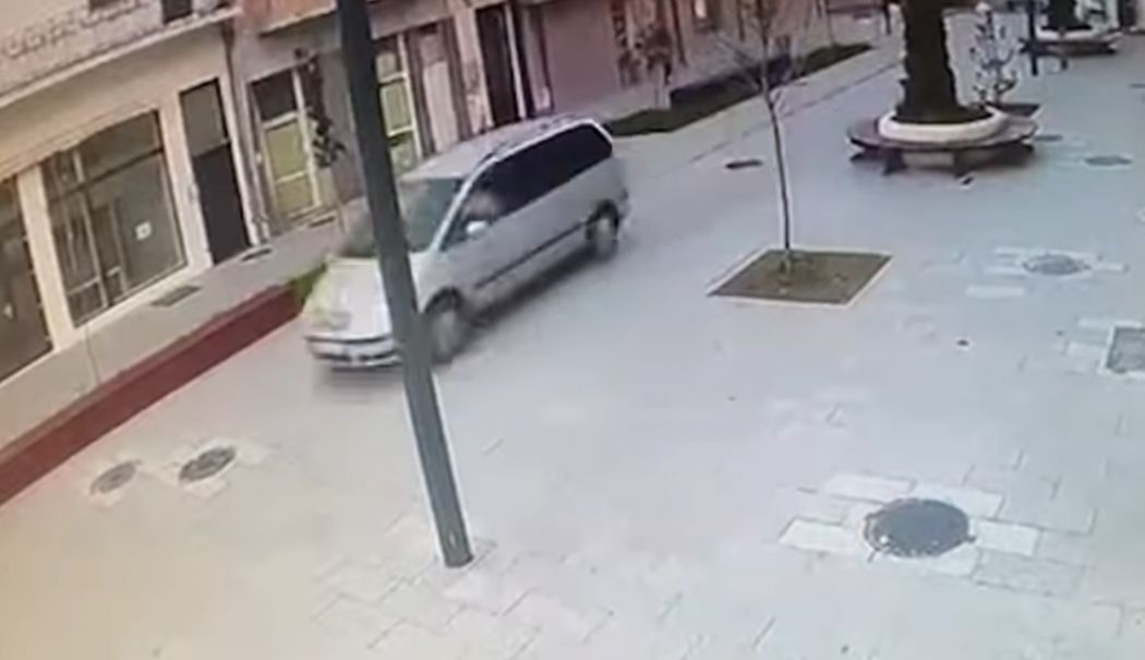 Oficial de la autorităţi. Ce amendă a primit şoferul care a circulat cu maşina în zona pietonală de pe strada Ştefan de Mare - masina-pe-stefan-cel-mare-1713863101.jpg