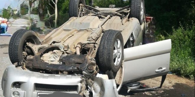 O mașină s-a răsturnat și a lovit opt autoturisme parcate, după o şicanare în trafic