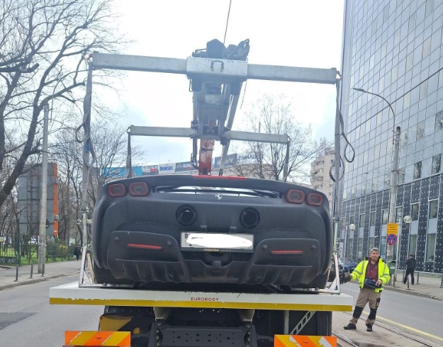 Ferrari de un milion de euro ridicat de pe linia de tramvai. Ce amendă a plătit proprietarul - masina-ridicata-buc-1775115081.webp