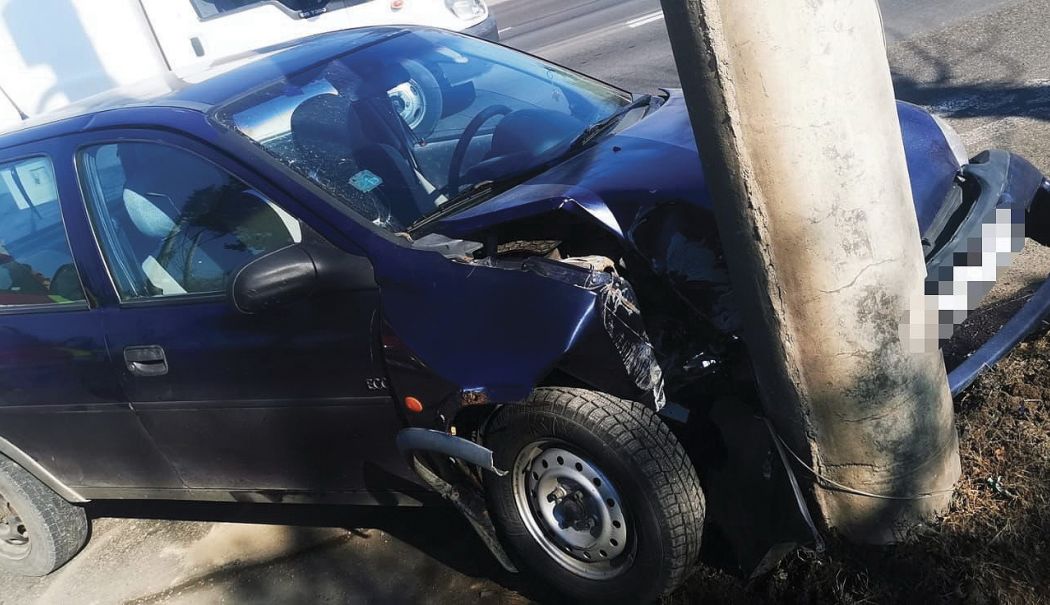 Dosar penal pentru un adolescent de 15 ani care a furat maşina părinţilor şi a lovit un stâlp de electricitate - masina-stalp-1734258868.jpg