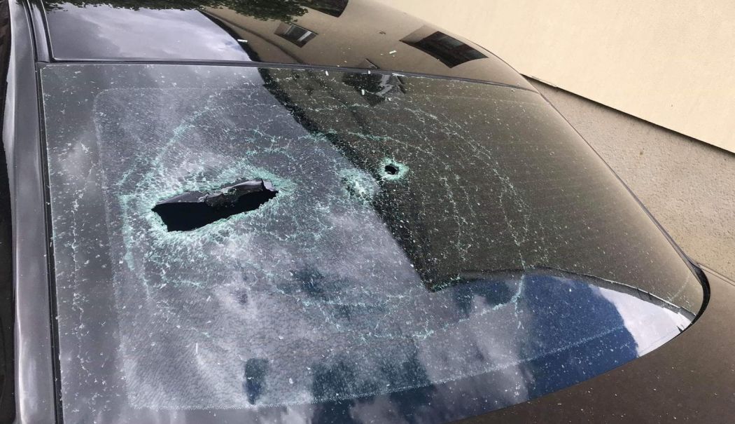 Şi-a confundat fostul iubit şi i-a vandalizat maşina unui necunoscut. Iată care va fi pedeapsa femeii