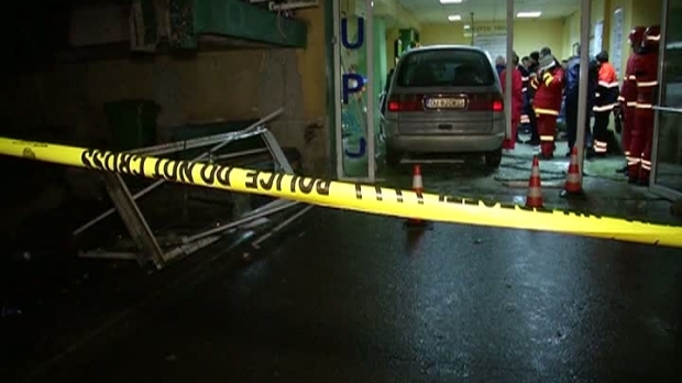 Dosar penal pentru bărbatul care a intrat cu mașina în sala de așteptare a UPU - masina07962600-1547973943.jpg