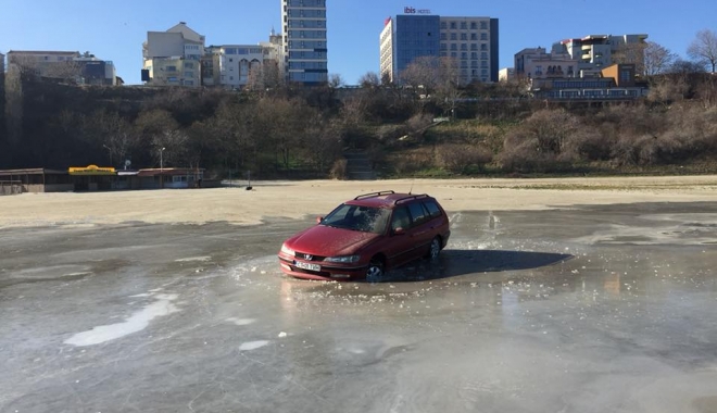 IMAGINEA ZILEI / Cu mașina blocată în gheața de la Modern. 
