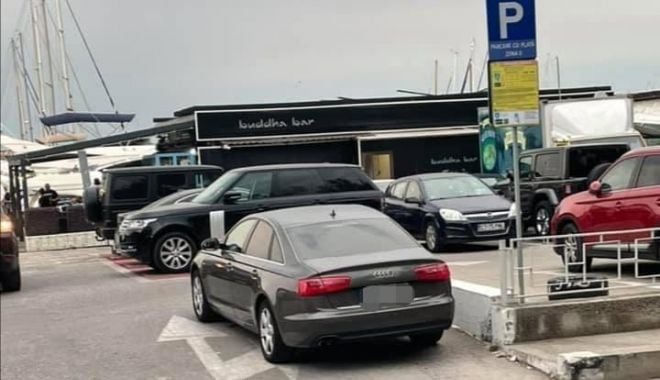 Un constănţean a blocat accesul în parcarea zonei de terase din Portul Tomis - masina1-1628406344.jpg