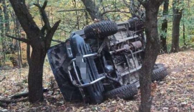 Tânăr găsit mort într-o pădure, lângă un autoturism răsturnat - masina1-1698513503.jpg