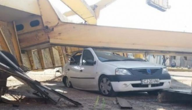 LA UN PAS DE TRAGEDIE! O macara s-a prăbușit peste o mașină - masina132946700-1541510186.jpg