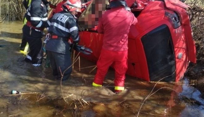 Un tânăr a murit, iar altul este în comă, după ce o mașină a plonjat în apă - masina135833400-1553948895.jpg