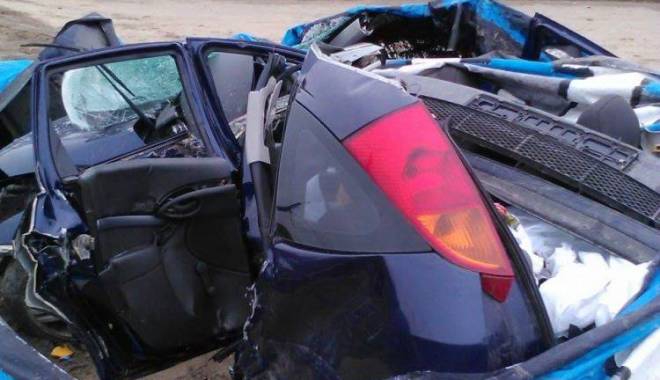 VIDEO ȘOCANT. CUM SE FACE PRAF UN FORD FOCUS LA 120 km/h. 