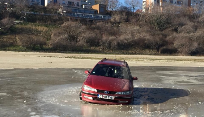 Femeia rămasă blocată cu mașina în gheața de la Modern, 
