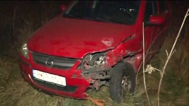 GRAV ACCIDENT RUTIER. Un tânăr de 19 ani a FĂCUT PRĂPĂD: cinci mașini avariate, una aruncată în șanț - masina48508700-1481183342.jpg