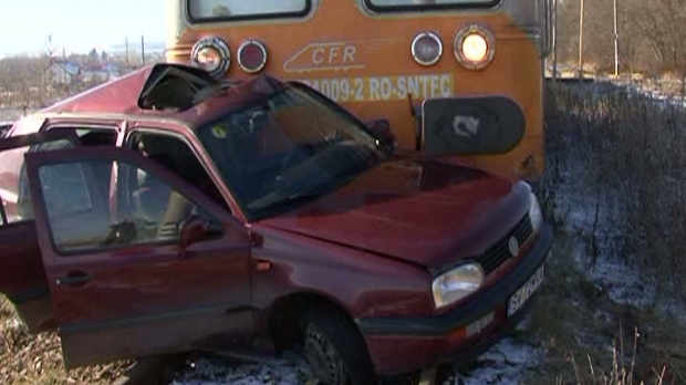 Accident GRAV. Un autoturism în care se aflau patru persoane a fost lovit de tren - masina56785300-1480511495.jpg