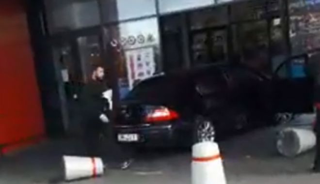 UPDATE. Un tânăr a intrat cu mașina în mall, după ce a înjunghiat un om! A lovit în plin oamenii aflați în parcare - masina78577800-1541937629.jpg