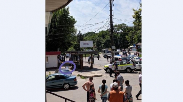 Un șofer a intrat cu mașina în mulțime, în stația de autobuz. Un bărbat a murit și o femeie și copilul ei, răniți - masinaautobuz97482800-1560341322.jpg