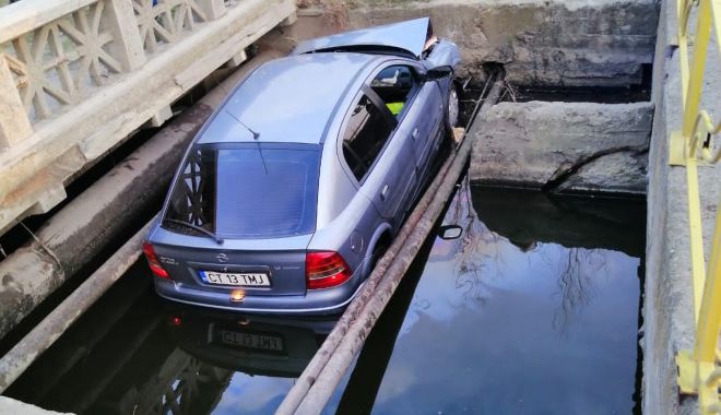 GALERIE FOTO / Accident SPECTACULOS în Mamaia. A căzut cu mașina în șanțul cu apă - masinacazuta1-1578581557.jpg