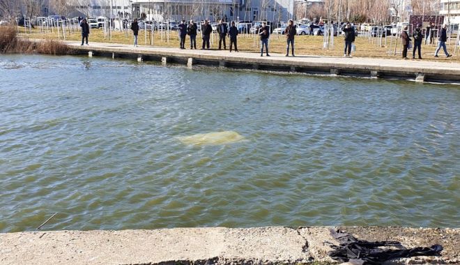 Au plonjat cu mașina în lacul Tăbăcărie! Două victime, transferate cu elicopterul la spital - masinacazuta21-1582670670.jpg